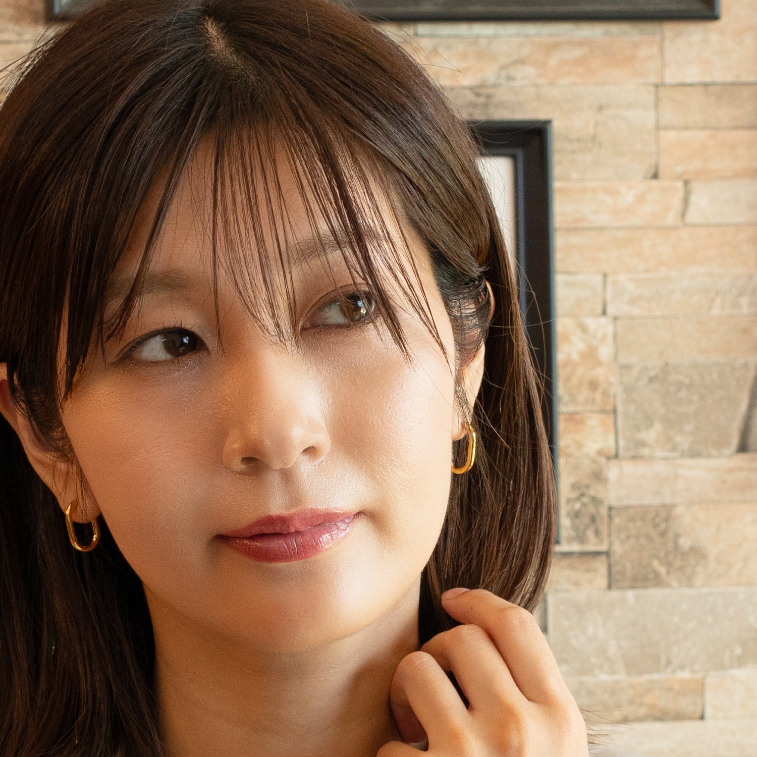 C-shaped quarter cut earrings, gold