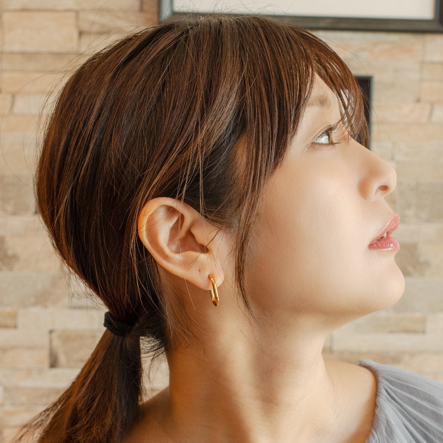 C-shaped quarter cut earrings, gold