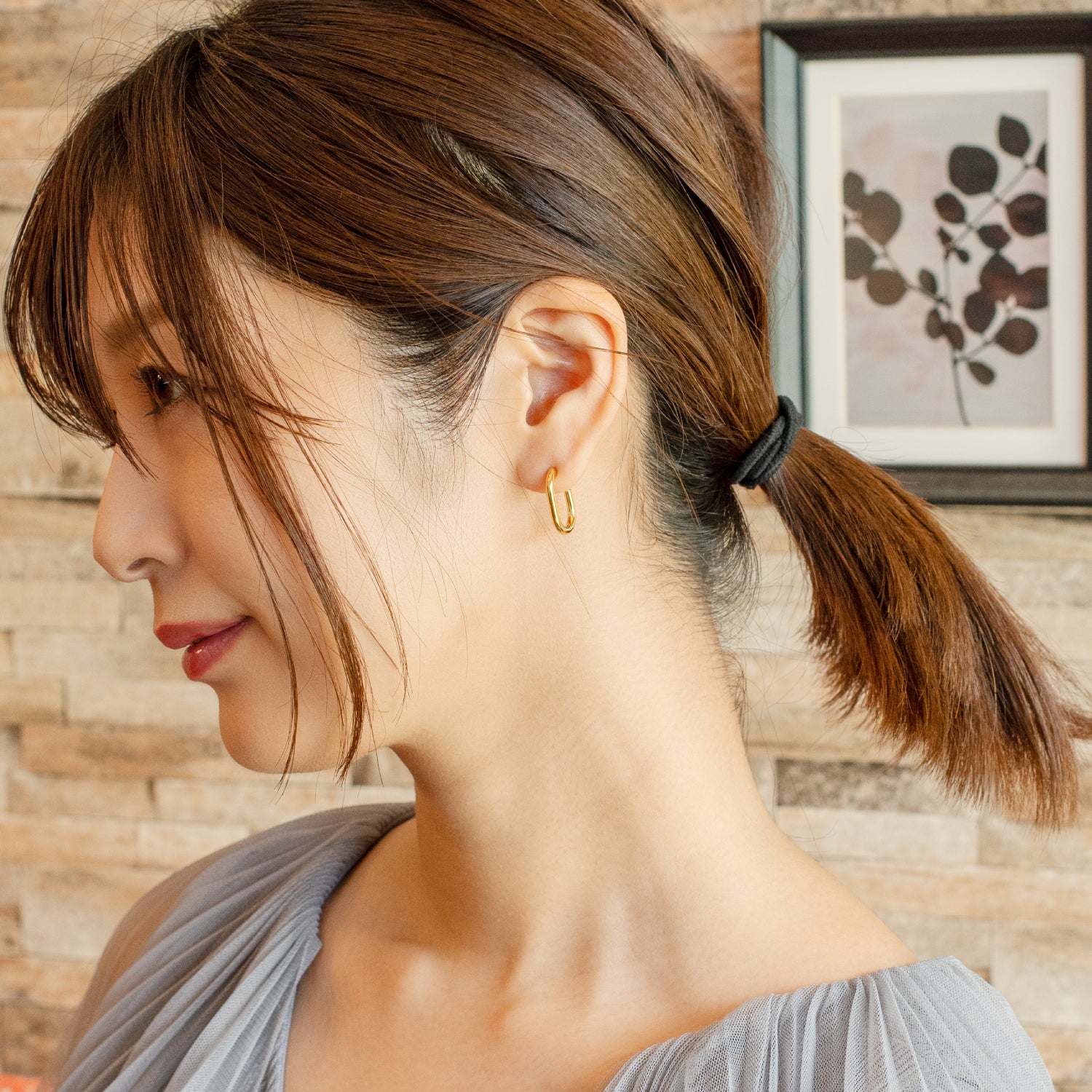 C-shaped quarter cut earrings, gold